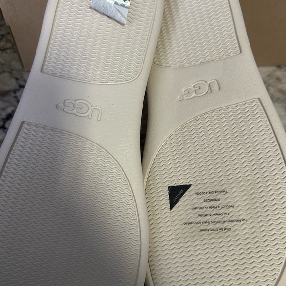 NWT•Ugg Sandals• - Picture 5 of 6